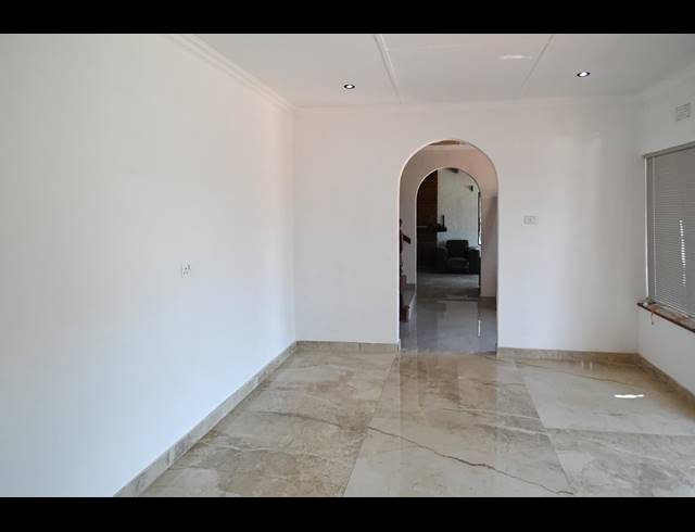 4 BEDROOM FREEHOLD TO LET IN COWIES HILL